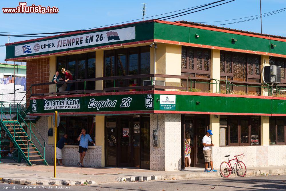 Immagine Un edificio nelle strade di Varadero (Cuba) dove si trovano alcuni negozi. Siamo nella località turistica più famosa del paese - © LesPalenik / Shutterstock.com