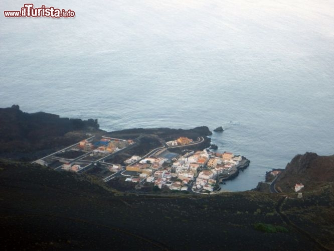 Immagine El Hierro: scorcio dall'alto su El Tamaduste, il piccolo villaggio a nord dell'aeroporto lungo la costa settentrionale dell'isola delle Canarie.