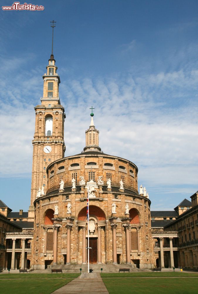 Immagine El Laboral, università di Gijon, Spagna. Basata sul Partenone, si presenta con una torre ispirata alla Giralda alta 117 metri.