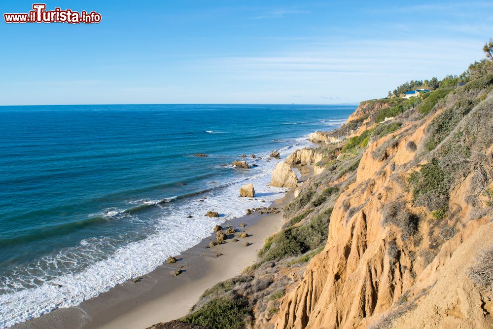 Immagine El Matador State Park a Malibu, California. Si tratta di una serie di 3 piccole spiagge, molto popolari in estate, con parcheggio in cima alla scogliera a picco sul mare.