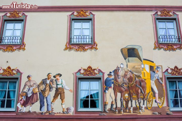 Immagine Elegante casa a Mittenwald, sud della Baviera, Germania: affreschi in 3D sulla facciata - © Piith Hant / Shutterstock.com