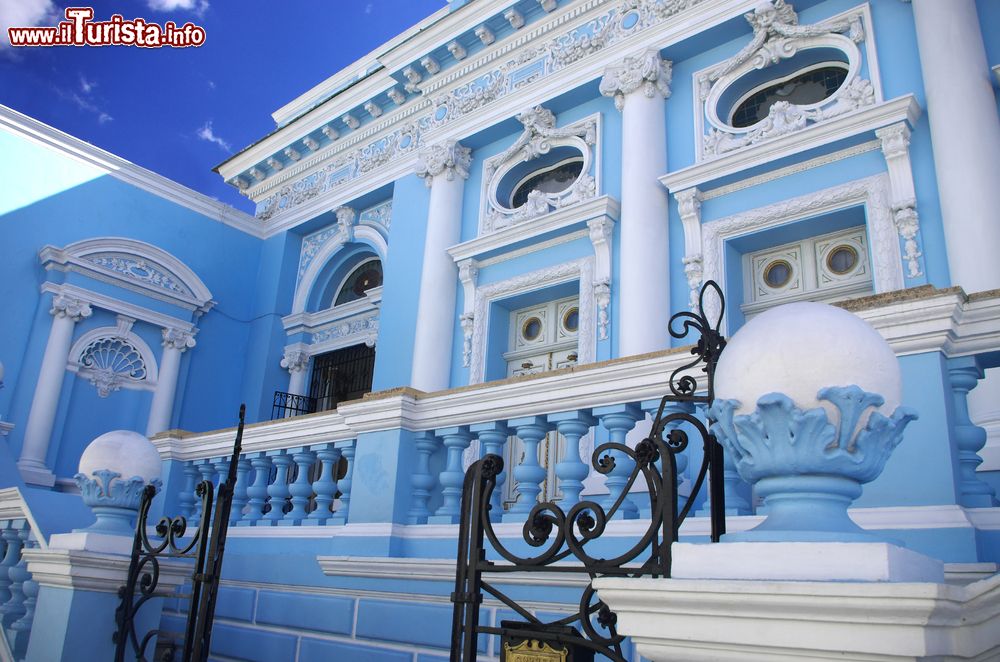 Immagine Un'elegante casa bianca e azzurra nella città di Merida, Yucatan, Messico.