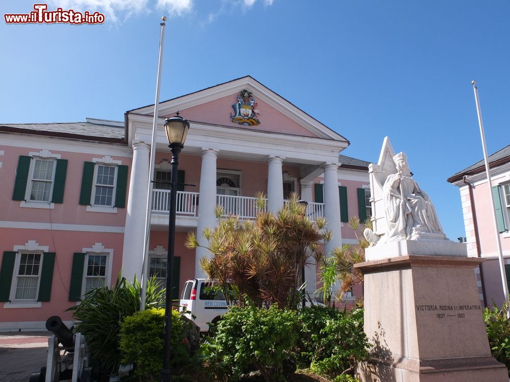 Immagine L'elegante edificio che ospita il Palazzo del Governo a Nassau, Bahamas. Costruita fra il 1801 e il 1803, la Government House, su Duke Street, è fra i luoghi che meritano una visita.