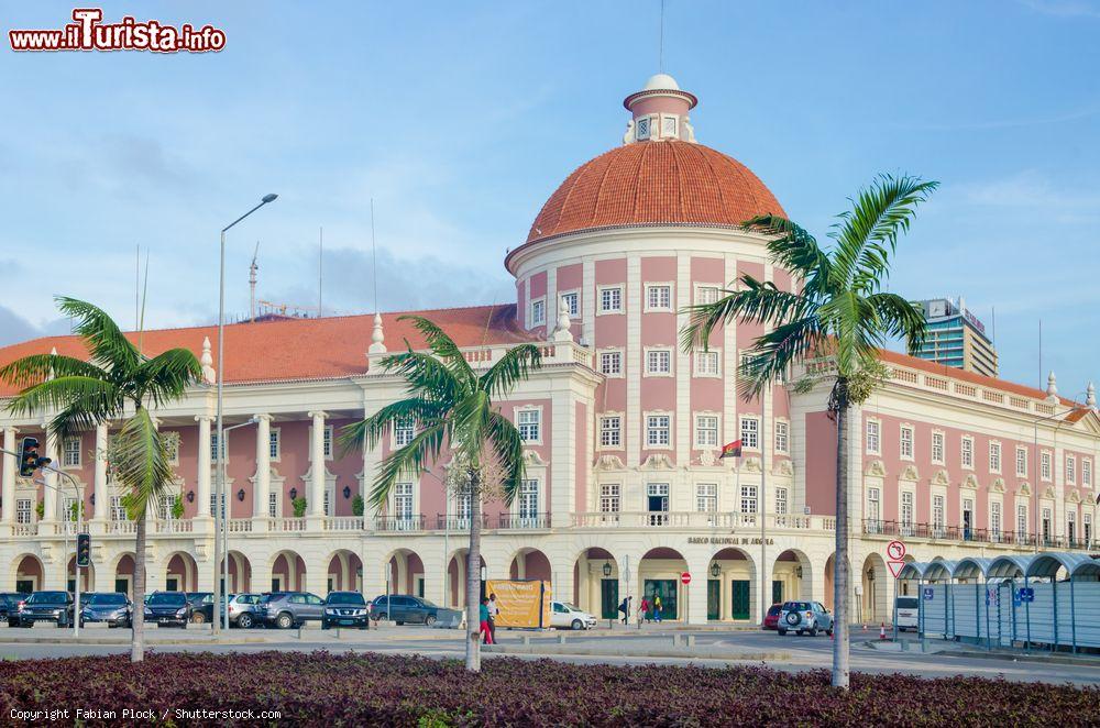 Immagine L'elegante edificio che ospita la National Bank of Angola a Luanda. Questa bella costruzione della città si presenta in stile coloniale  - © Fabian Plock / Shutterstock.com