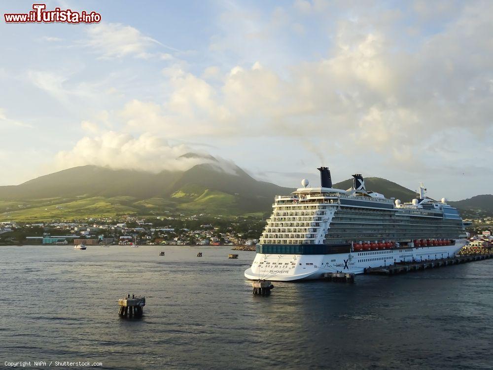 Immagine L'elegante nave da crociera Silhouette della Celebrity Cruises nel porto di St. Kitts, Indie Occidentali - © NAPA / Shutterstock.com