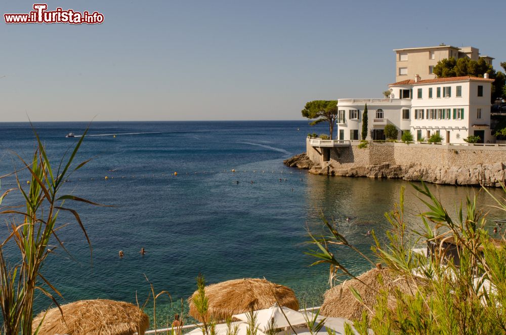 Immagine Eleganti case signorili sulla costa di Tolone, Francia. Incastrata fra Nizza e Marsiglia, Tolone si affaccia su una delle rade più belle d'Europa.