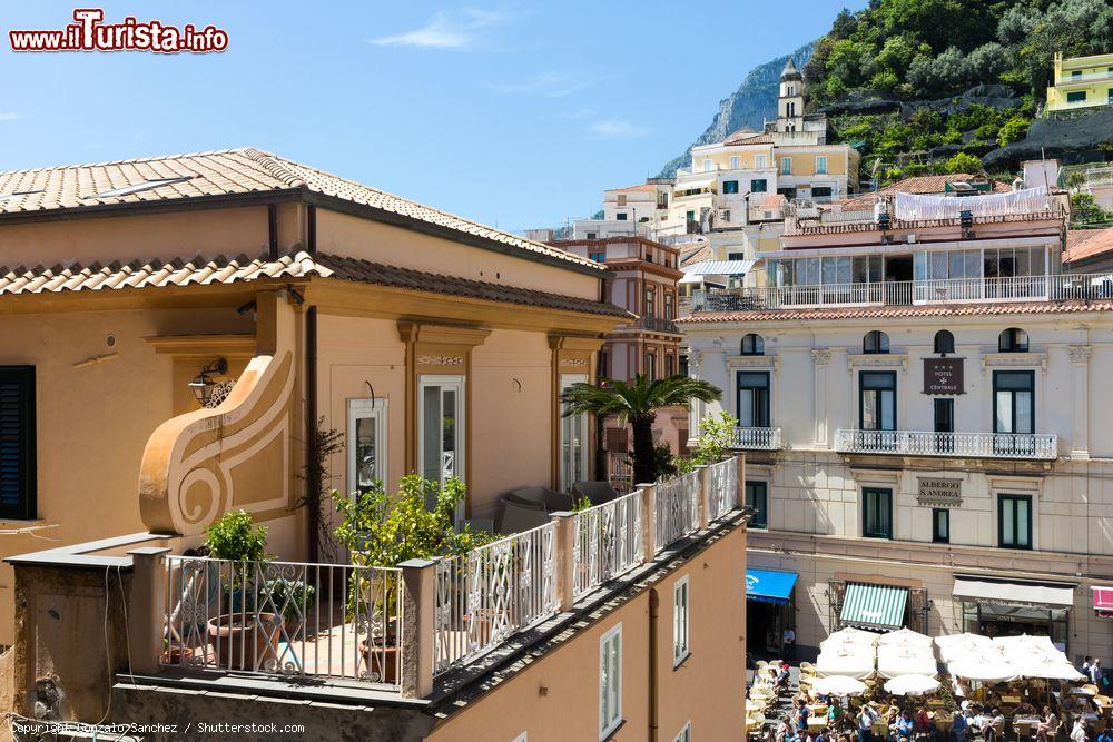 Immagine Eleganti palazzi affacciati sul centro di Amalfi, Campania - © Gonzalo Sanchez / Shutterstock.com