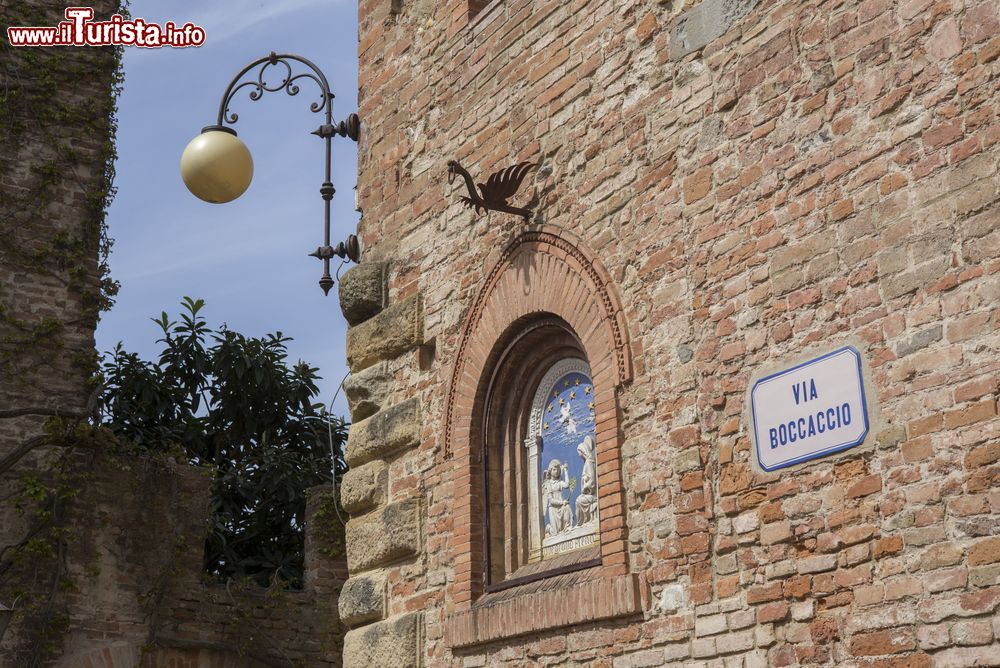 Immagine Elementi architettonici sulle mura di un edificio nel borgo di Certaldo, Toscana, Italia.
