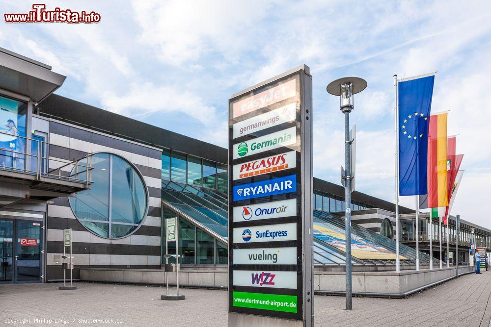 Immagine Elenco delle compagnie aeree all'aeroporto internazionale di Dortmund, Germania. Qui transitano circa 2,5 milioni di passggeri all'anno - © Philip Lange / Shutterstock.com