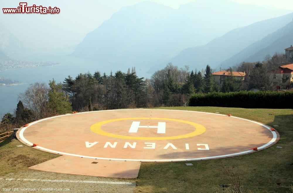 Immagine Eliporto nel paese di Civenna, provincia di Como, Lombardia. Collega la città situata sulle montagne attorno al lago di Como all'ospedale di Erba - © ValeStock / Shutterstock.com