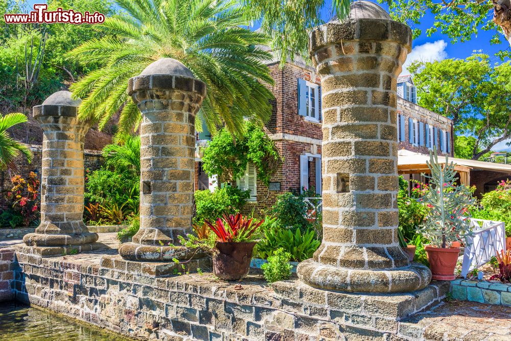 Immagine English Harbor sull'isola di Antigua, America Centrale. Questa località deve il suo nome al vicino porto in cui la Royal Navy ebbe base durante il XVIII° secolo. E' inoltre celebre per l'attrazione di Nelson's Dockyard.