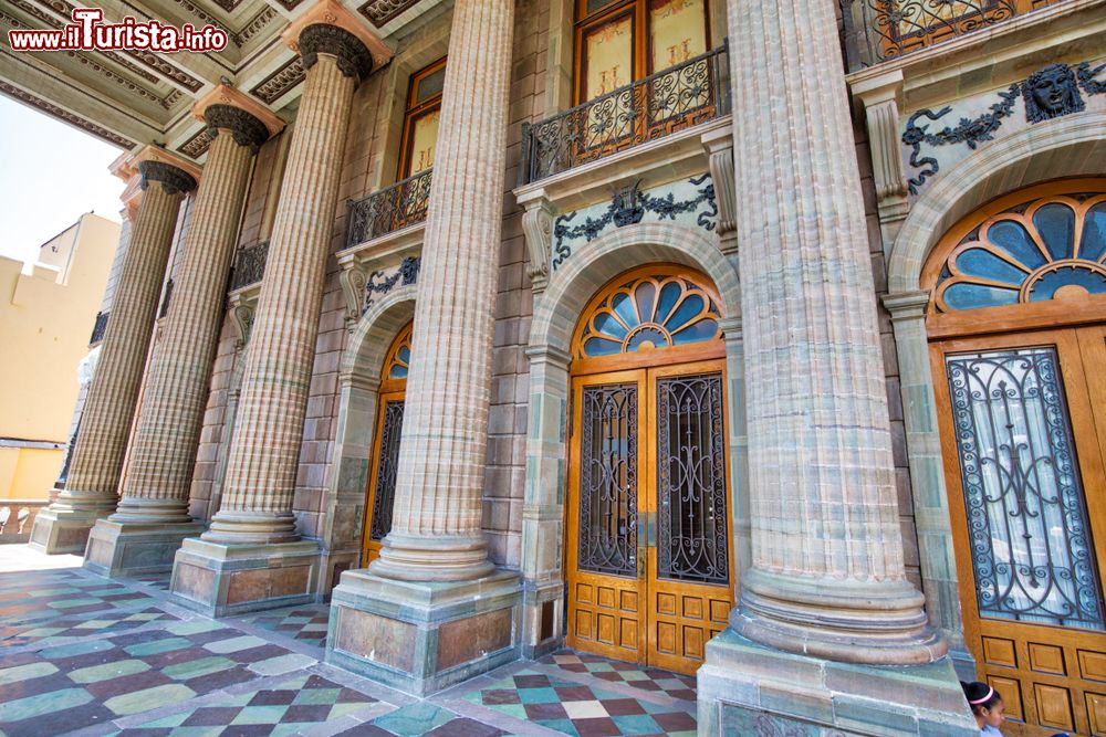 Immagine Entrata del Teatro Juarez a Guanajuato, Messico, con le imponenti colonne. Questo edificio storico è un bell'esempio di neoclassicismo messicano.