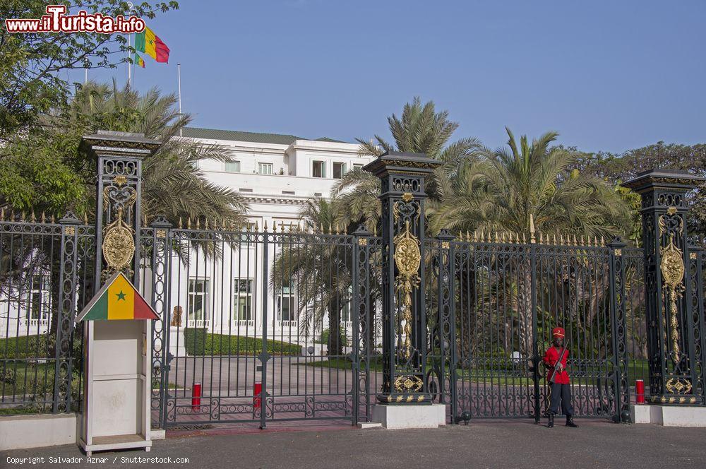 Immagine L'entrata principale del Palazzo Presidenziale di Dakar, Senegal, con una guardia ai cancelli - © Salvador Aznar / Shutterstock.com