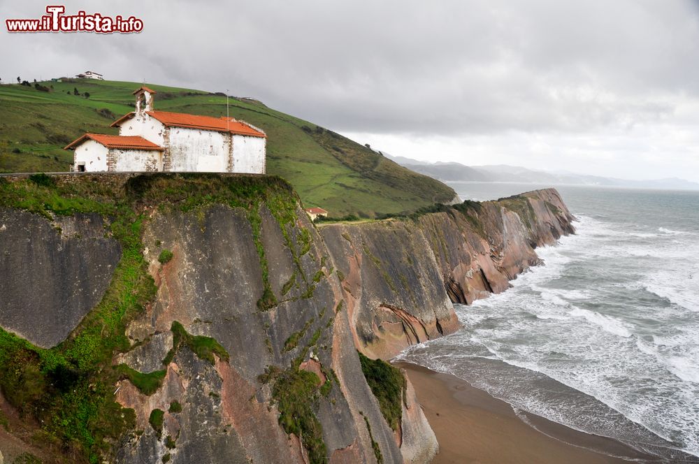 Immagine L'eremo di San Telmo a Zumaia, Paesi Baschi, Spagna. Sorge a due passi dall'Oceano e da una delle spiagge più spettacolari di tutta la costa basca: sorto nel XVIII° secolo, da qui si può ammirare un bellissmo tramonto.