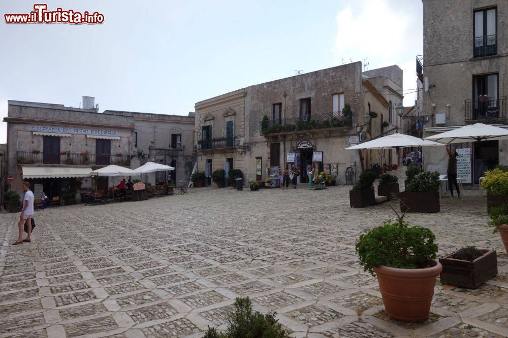 Immagine Erice, Trapani: una piazza del borgo antico con ristoranti e locali (Sicilia).