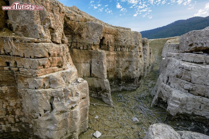 Immagine Erosioni nel lago effimero di Cerknica, Slovenia - Alcune suggestive architetture rocciose che si possono ammirare nel lago stagionale di Circonio quando il livello dell'acqua si abbassa talmente tanto da renderlo secco © FotoIvanKebe / Shutterstock.com