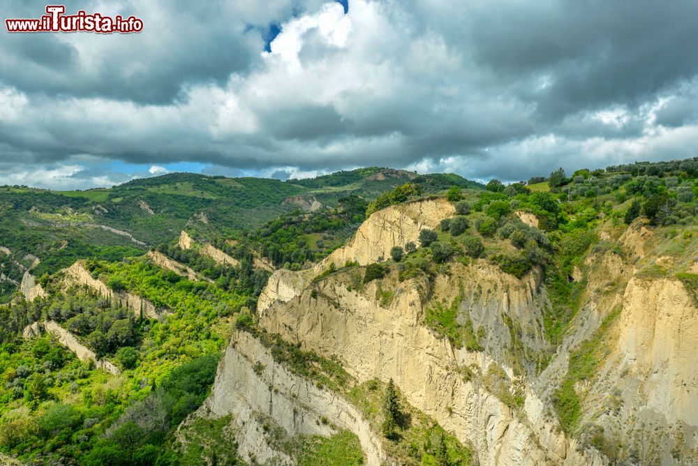 Immagine Erosioni fra le colline che circondano Aliano in Basilicata.