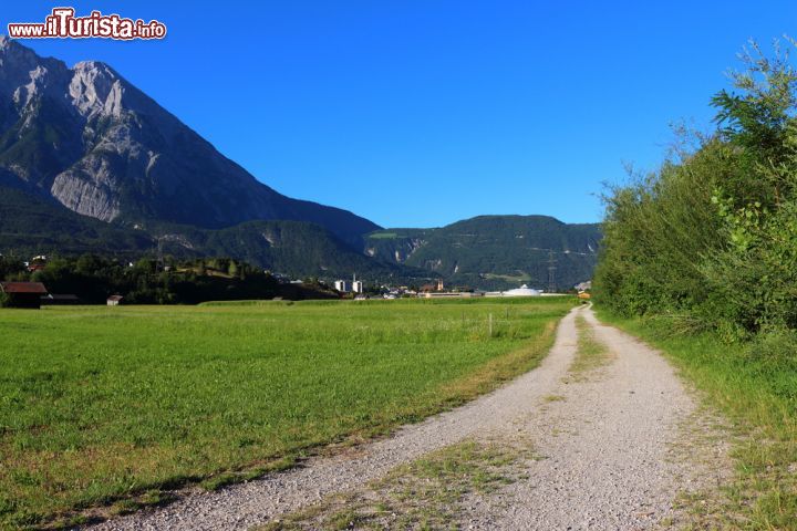 Immagine Escursione in bicicletta lungo la verde valle dell'Inn a Telfs in Austria - © Bildagentur Zoonar GmbH / Shutterstock.com