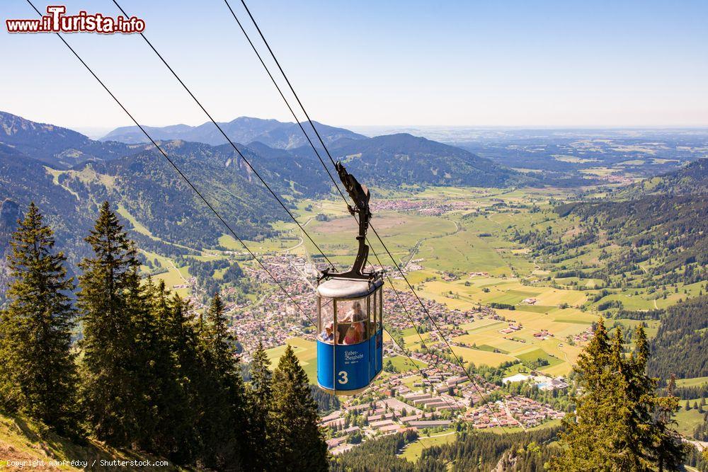 Immagine Escursionisti in funivia sul monte Laaber sopra il villaggio di Oberammergau, Baviera, Germania - © manfredxy / Shutterstock.com