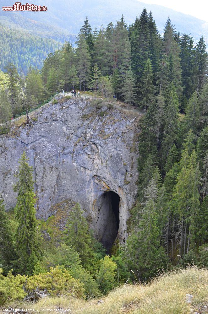 Immagine Escursionisti sull'arco naturale nei monti Rhodope a Chepelare, Bulgaria. E' una delle mete preferite da chi cammina fra boschi e foreste - © fritz16 / Shutterstock.com