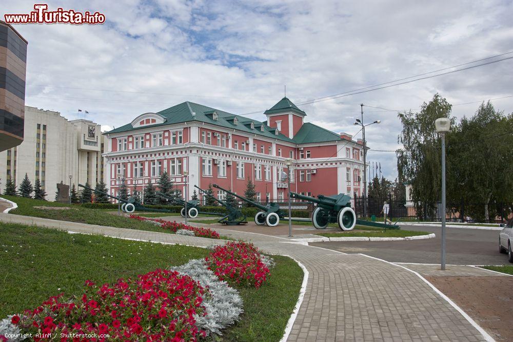 Immagine Esposizione di cannoni al Museo dell'Equipaggiamento Militare di Saransk, Russia - © AlinM / Shutterstock.com