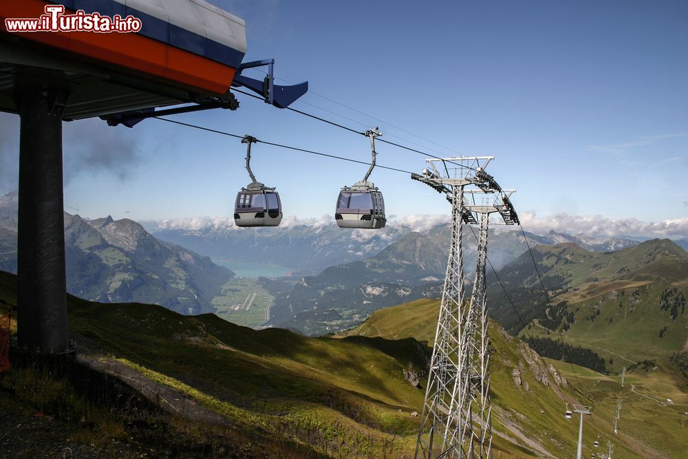 Immagine Estate sulle Alpi svizzere a Hasliberg. Con la cabinovia si può raggiungere la sommità delle montagne per ammirare il paesaggio e la natura rigogliosa.