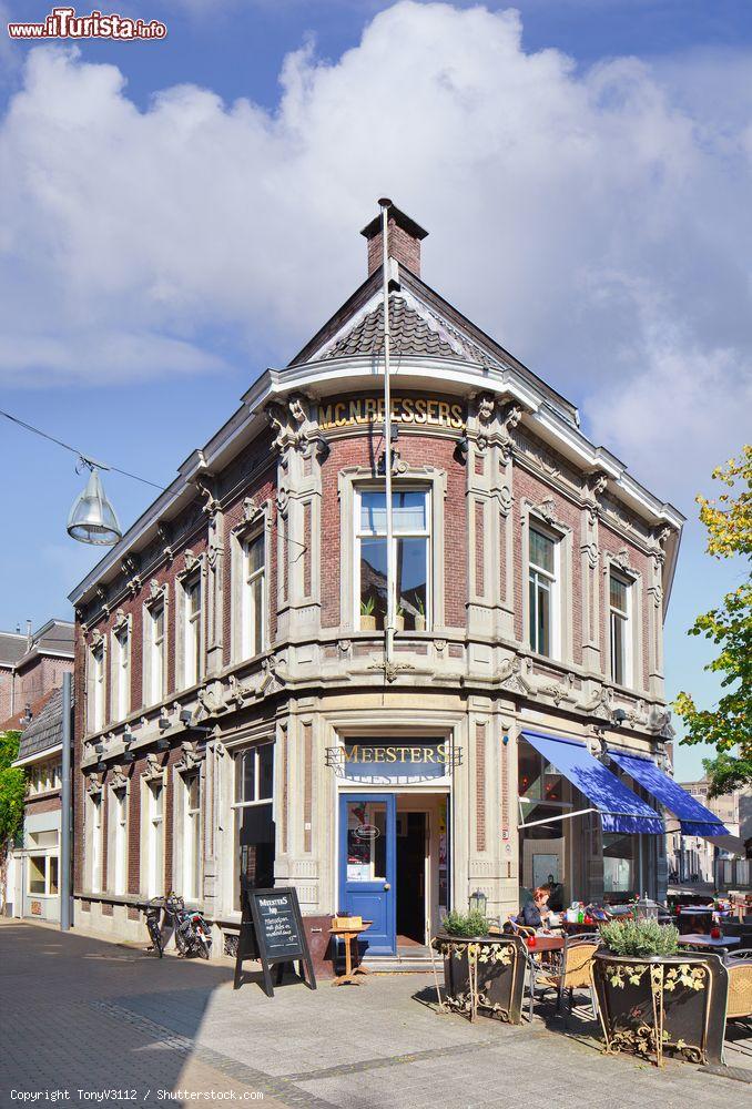 Immagine Esterno del Grand Cafe Meesters a Tilburg, Olanda. Questo locale si trova in un edificio storico della città ed è uno dei locali più popolari - © TonyV3112 / Shutterstock.com