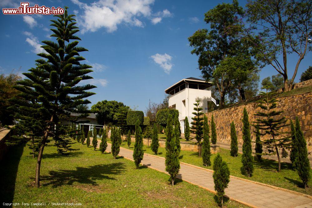 Immagine Esterno del Kigali Genocide Memorial, Ruanda (Africa). Questo luogo commemora le vittime del genocidio avvenuto nel paese nel 1994 e ospita le spoglie di circa 250 mila persone - © Tony Campbell / Shutterstock.com