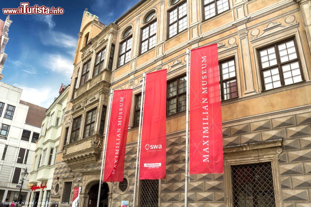 Immagine Esterno del Maximilian Museum di Augusta, Germania. Questo ampio spazio espositivo, ospitato in un palazzo antico del 1546, accoglie una grande collezione di arti figurative - © MDOGAN / Shutterstock.com