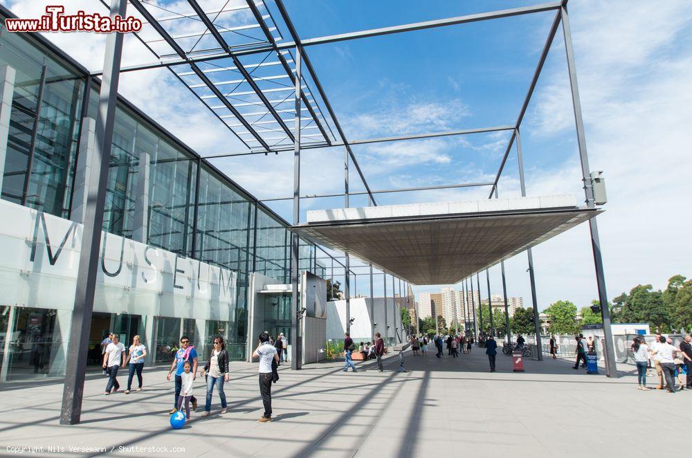 Immagine Esterno del Melbourne Museum con turisti e visitatori (Australia). E' stato aperto al pubblico nel 2001 - © Nils Versemann / Shutterstock.com