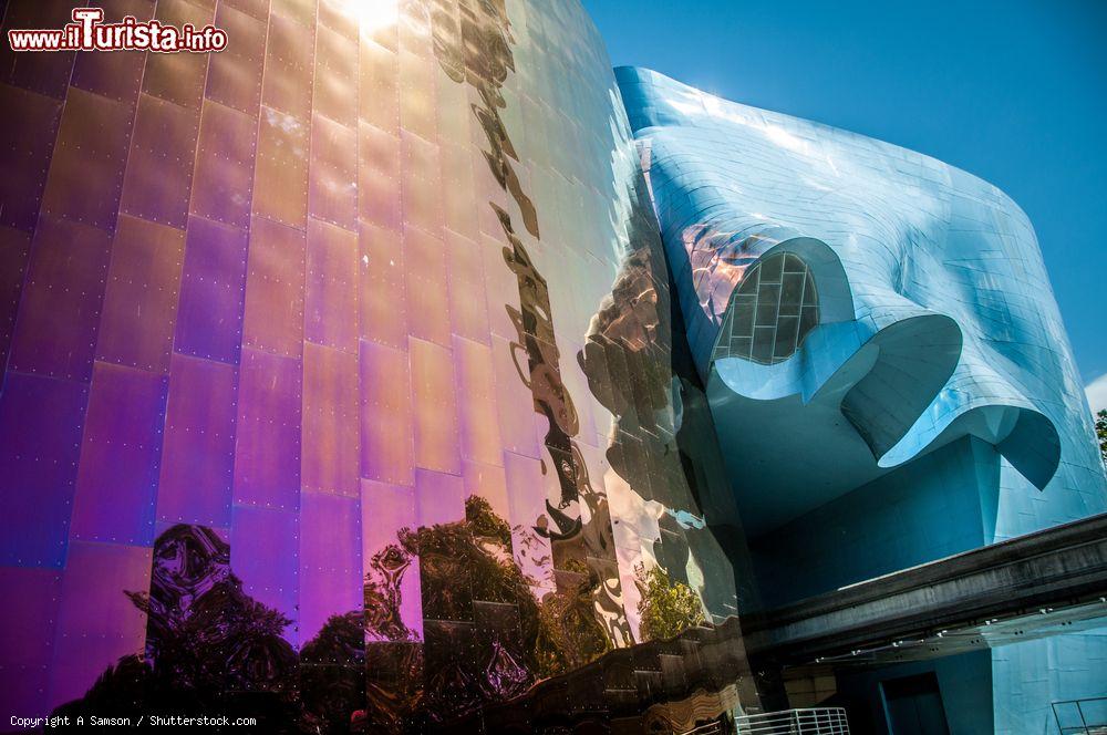 Immagine Esterno del Museum of Pop Culture (MoPOP) a Seattle, Washington. Dedicato alla fantascienza e alla popular music, l'edificio è stato progettato da Frank Gehry. E' noto anche come Experience Music Project - © A Samson / Shutterstock.com