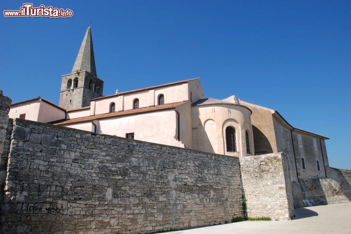 Immagine Esterno della Basilica Eufrasiana a Porec, Croazia. L'edificio fa parte di un più grande complesso assieme al battistero ottagonale, al campanile settecentesco, a un atrio colonnato, a una cappella votiva e a una residenza del VI° secolo - © Lloid / Shutterstock.com