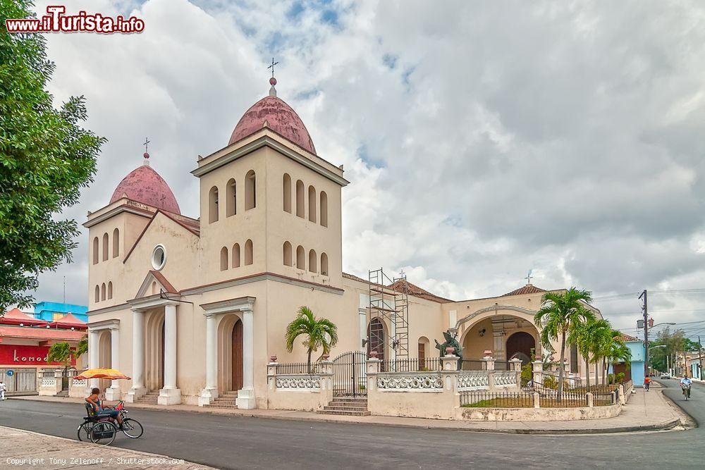 Immagine Esterno della cattedrale di San Isidoro a Holguin, Cuba. Estremamente semplice e rigorosa questa chiesa di culto cattolico è una delle principali dell'isola - © Tony Zelenoff / Shutterstock.com