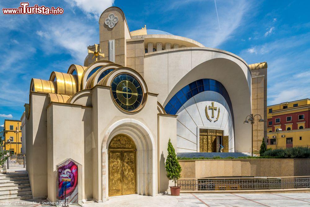 Immagine Esterno della chiesa della Resurrezione di Cristo a Tirana, Albania. Con forma circolare, l'edificio è sormontato da una grande cupola ricoperta da un enorme mosaico del Cristo Pantocratore - © milosk50 / Shutterstock.com