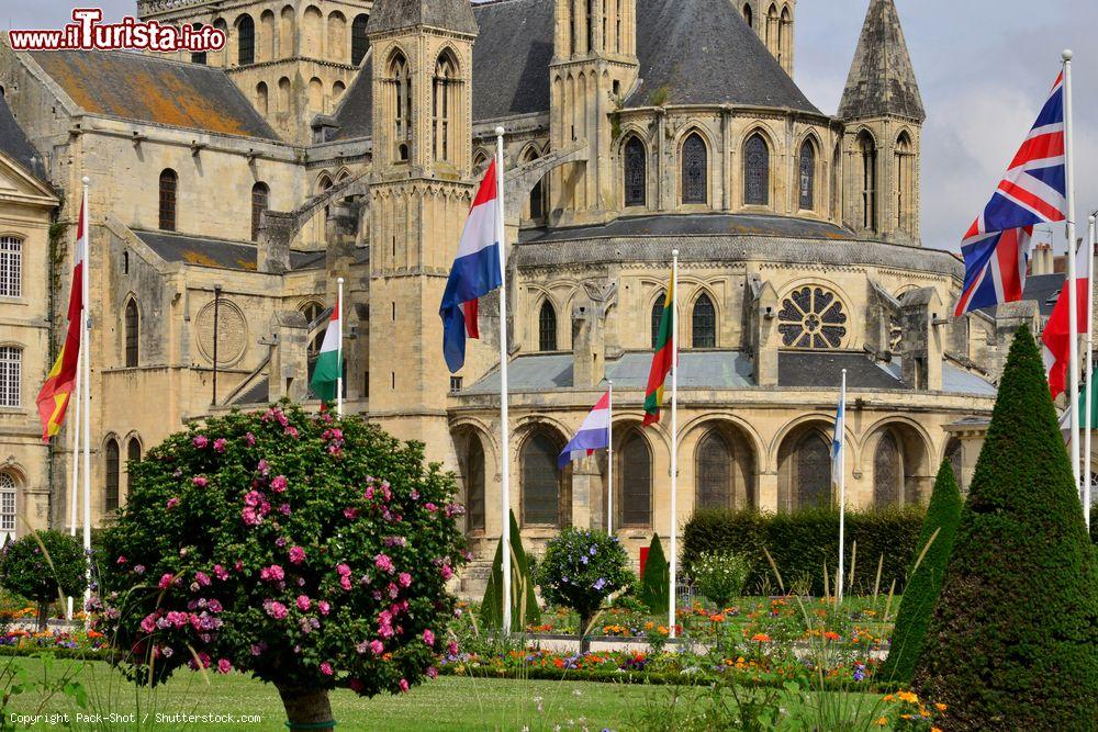 Immagine Esterno della chiesa di Santo Stefano a Caen, Francia. E' un significativo esempio di architettura romanica e dal 1840 è monumento storico dello stato francese - © Pack-Shot / Shutterstock.com