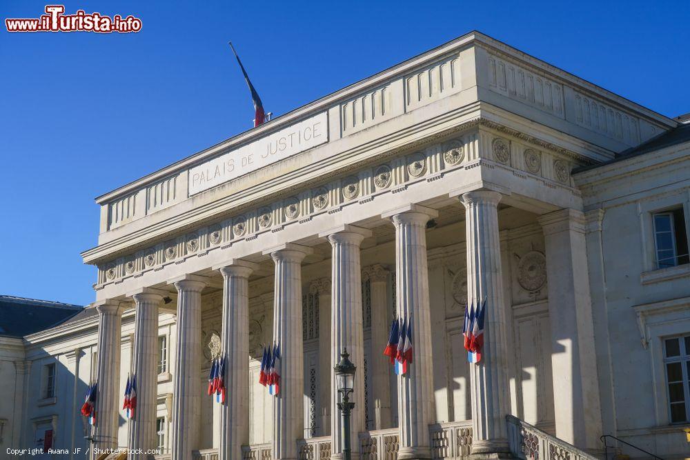 Immagine Esterno della Corte di Giustizia di Tours con il colonnato e le bandiere francesi - © Awana JF / Shutterstock.com