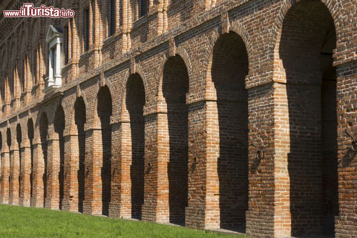 Immagine Esterno della Galleria degli Antichi - La Galleria degli Antichi, costruita tra il 1584 e il 1586, presenta un'interessante esterno in pietra a vista e fu adibita a sfarzoso deposito per i trofei di caccia e le splendide collezioni d'arte del duca Gonzaga, collezioni che furono poi trasferite nel palazzo dell'Accademia di Mantova. - © matteo sani / Shutterstock.com