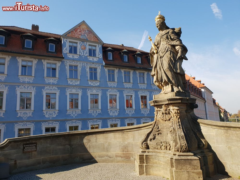 Immagine Esterno della Heller Haus a Bamberga, Germania. In primo piano, il monumento alla regina Cunegonda.