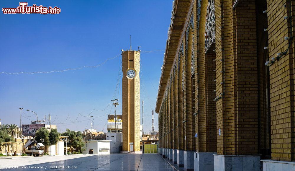 Immagine Esterno della moschea di Abu Hanifa con la torre dell'orologio a Baghdad, Iraq - © Homo Cosmicos / Shutterstock.com
