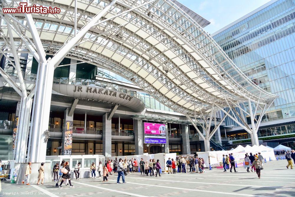 Immagine L'esterno della stazione JR Hakata a Fukuoka, Giappone - © Jesse33 / Shutterstock.com