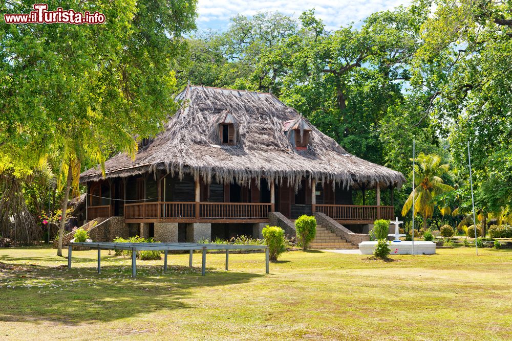 Immagine Esterno dell'Historical Plantation House Museum a La Digue, Seychelles. Immerso nella natura più rigogliosa, questo museo è uno dei più visitati dai turisti che raggiungono quest'isola di 2 mila abitanti.