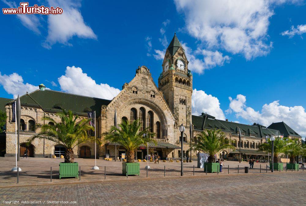 Immagine Esterno della stazione ferroviaria di Metz, Francia, fotografata da Piazza Generale de Gaulle - © foto-select / Shutterstock.com