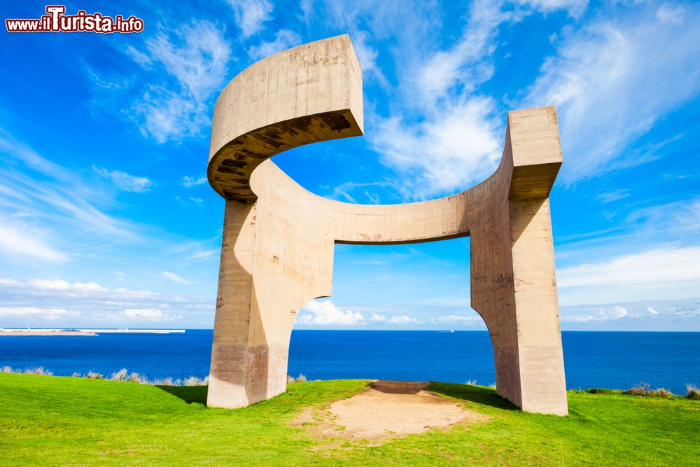 Immagine Eulogy to the Horizon (Elogio del Horizonte): monumento di Gijon, uno dei simboli più conosciuti della città di Gijon, Asturie (Spagna).