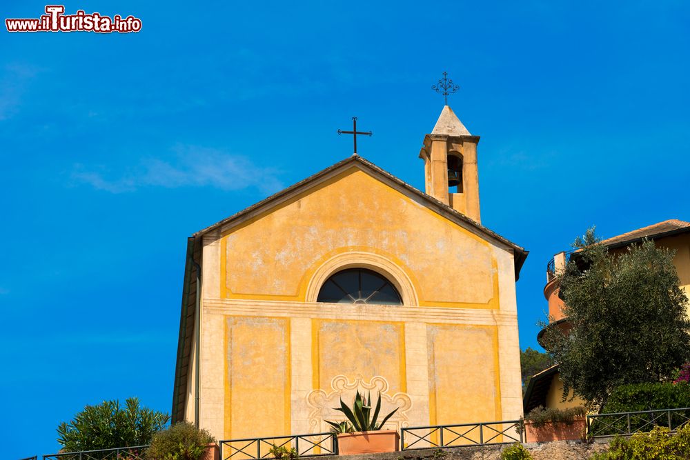 Immagine Ex oratorio di Sant'Erasmo a Bonassola, Liguria, Italia. Edificato agli inizi del XVI° secolo e sede della locale confraternità nonché luogo di ritrovo dei pescatori di Bonassola, dopo essere stato sconsacrato questo luogo di culto è oggi adibito a sala museale.