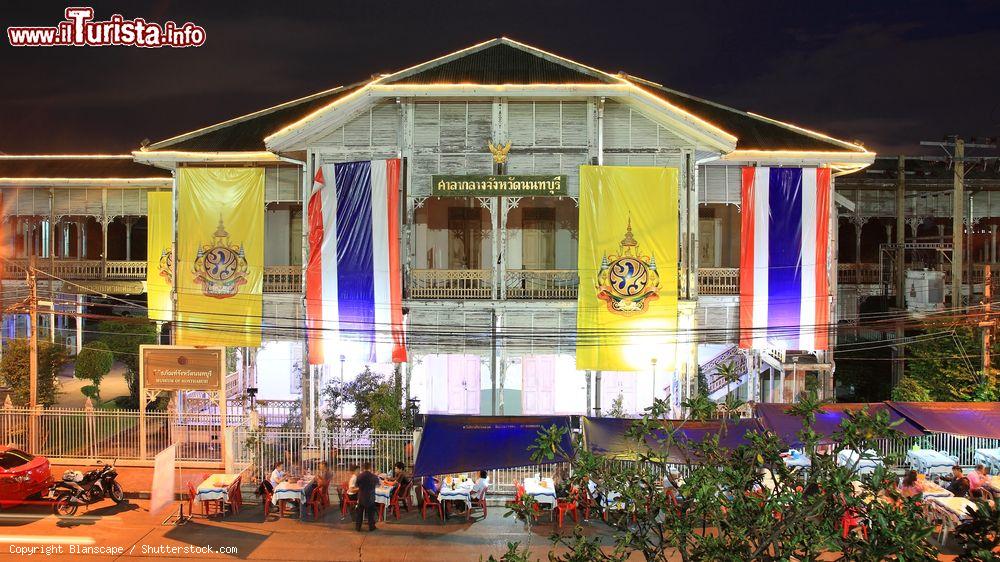 Immagine L'ex Palazzo Municipale della provincia di Nonthaburi (Thailandia) fotografato di notte. Costruito nel 1548, è stato trasformato in museo nel 2009 - © Blanscape / Shutterstock.com