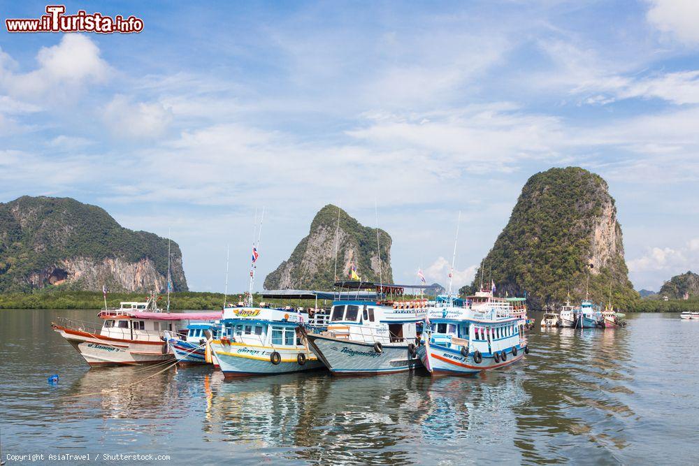 Immagine Ex pescherecci riconvertiti in imbarcazioni turistiche nel mare delle Andamane, Trang, Thailandia. Ancorate nei pressi di Koh Mook, nel sud del paese, accompagnano i turisti alla scoperta delle meraviglie di questo angolo di Thailandia  - © AsiaTravel / Shutterstock.com