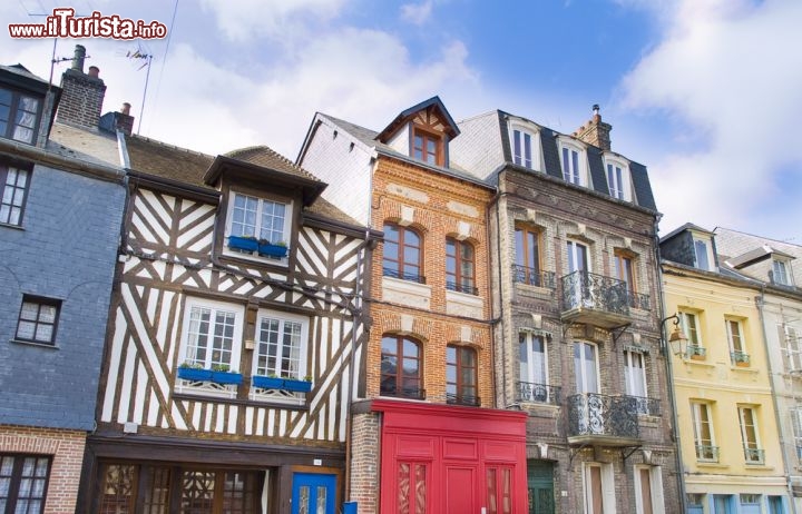 Immagine Facciata abitazioni porto vecchio di Honfleur in Bassa Normandia - © emei / Shutterstock.com