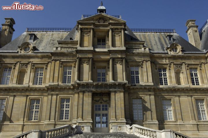 Immagine La facciata del castello (del 17° secolo) che si erge  a Maisons-Laffite in Francia  - © Pack-Shot / Shutterstock.com