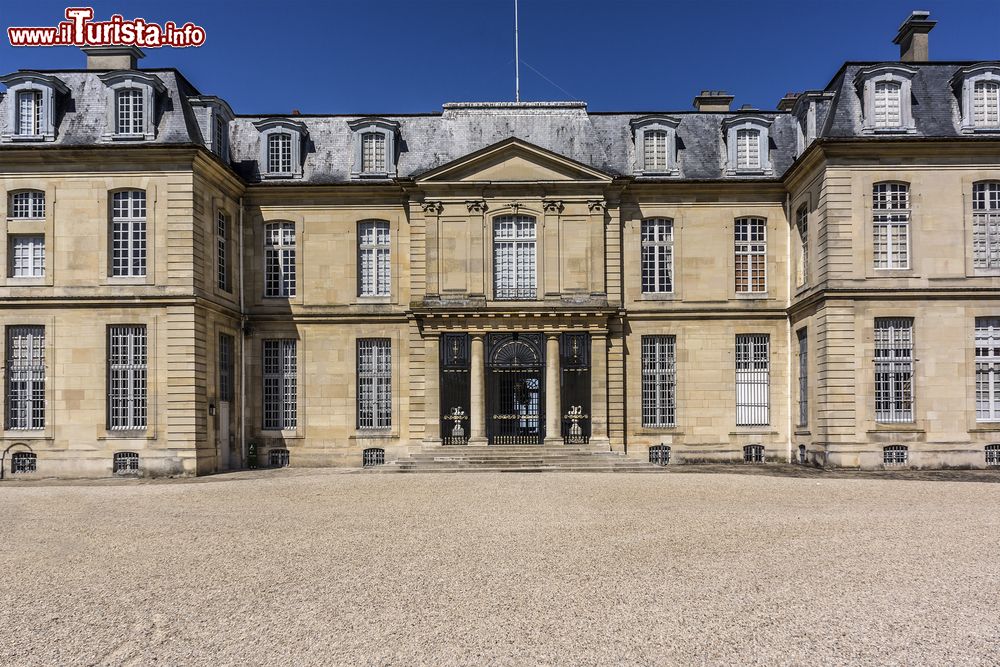 Immagine Facciata del castello di Champs-sur-Marne, Francia. Splendido esempio di architettura classica, venne abitato da personaggi illustri come la marchesa di Pompadour e i duchi di La Vallière. E' tutelato come monumento storico nazionale.