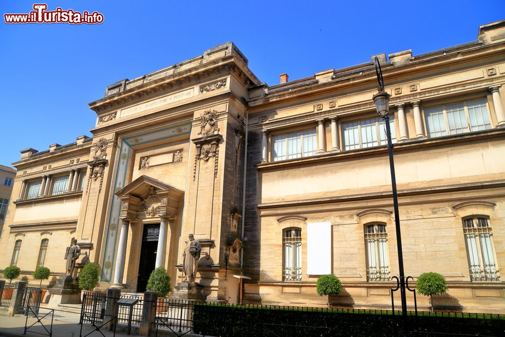 Immagine Facciata del Museo delle Belle Arti a Nimes, Francia.